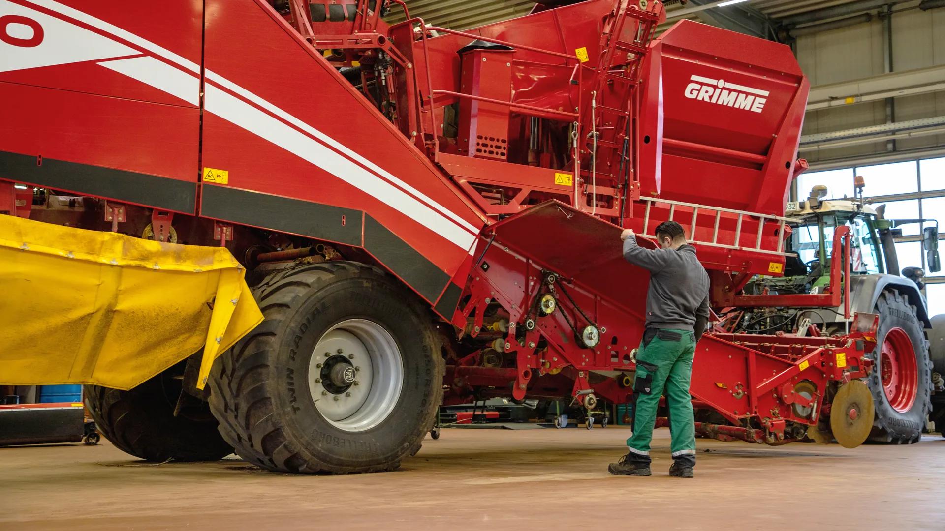 Landmaschinenmechaniker in der Werkstatt beim GRIMME Premium Check.